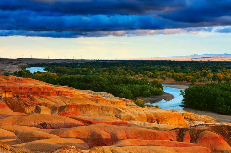 新疆乌鲁木齐+北疆+喀纳斯景区+禾木风景区+世界魔鬼城+S101百里丹霞观景台8日7晚跟团游