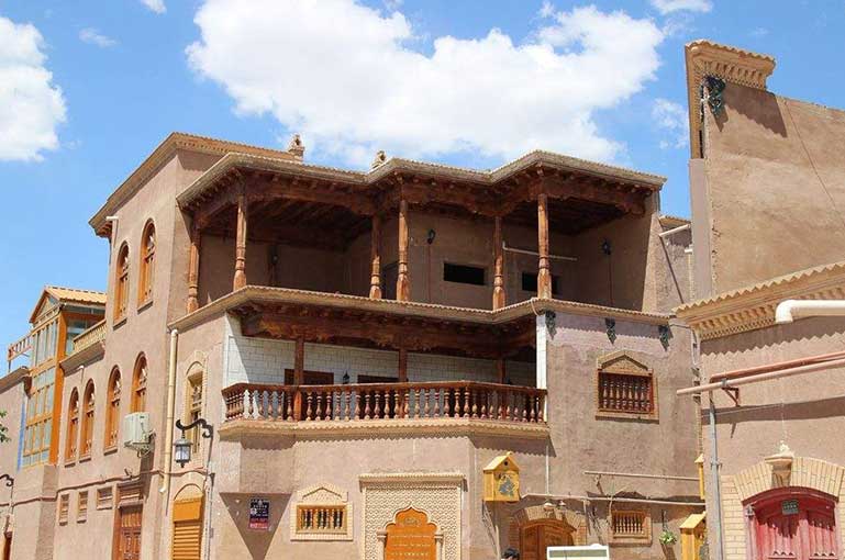 南疆+天山神秘大峡谷+克孜尔千佛洞+新疆天山托木尔景区·大峡谷+塔克拉玛干沙漠（和田）+慕士塔格峰-喀拉库勒湖景区+白沙山-白沙